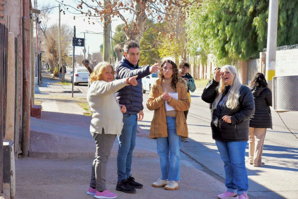 Vecinos del barrio CGT valoraron el contacto directo del intendente en su recorrido por la zona