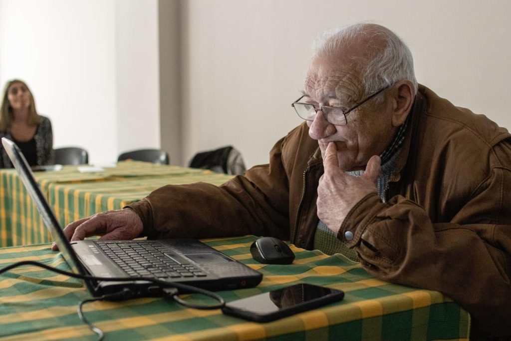 Inclusión digital para adultos mayores: talleres gratuitos en los CAV hasta fin de año
