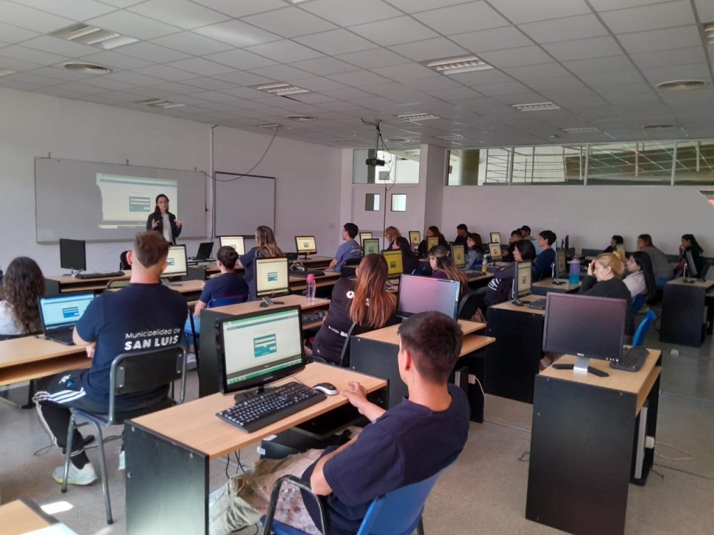 El intendente anunció nuevas capacitaciones en atención al público