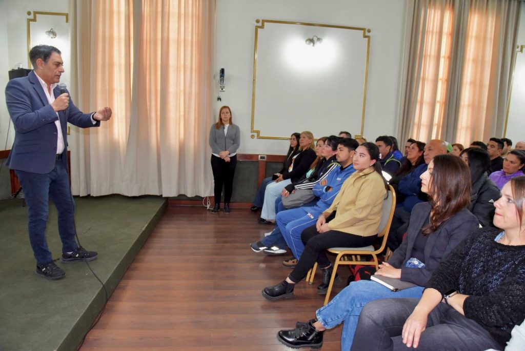 “Nosotros nos debemos a los vecinos. Una buena atención de ustedes, una buena respuesta de ustedes para con el vecino habla de la Municipalidad de la Ciudad de San Luis