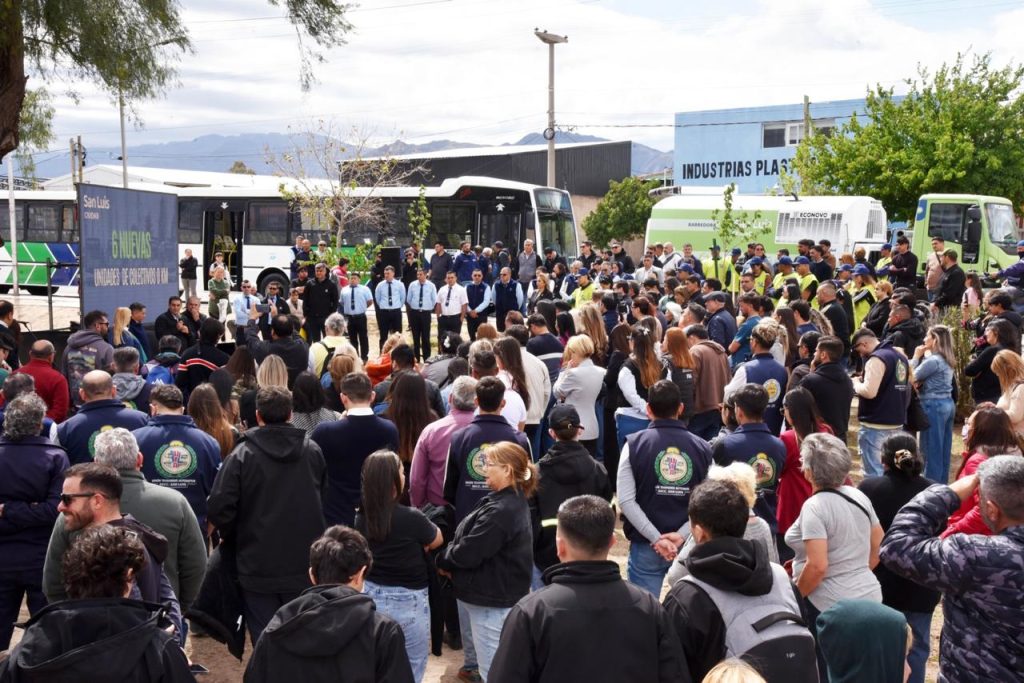 Hissa presentó seis colectivos y una barredora para el Plan Integral de Barrido Urbano