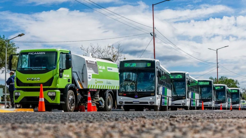 Hissa presentó seis colectivos y una barredora para el Plan Integral de Barrido Urbano