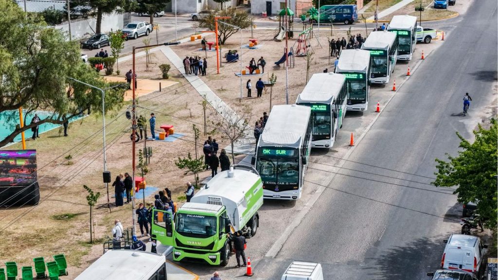 Hissa presentó seis colectivos y una barredora para el Plan Integral de Barrido Urbano