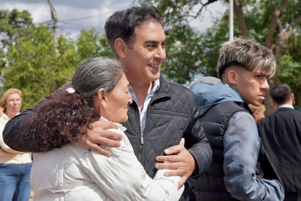 Vecinos del barrio AMEP destacaron la inversión municipal de las nuevas unidades de Transpuntano y el camión barredor