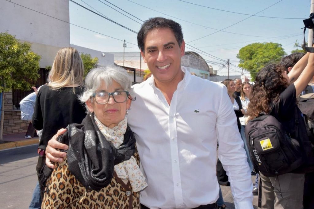 La calle Caseros luce un nuevo pavimento y los vecinos acompañaron la inauguración 