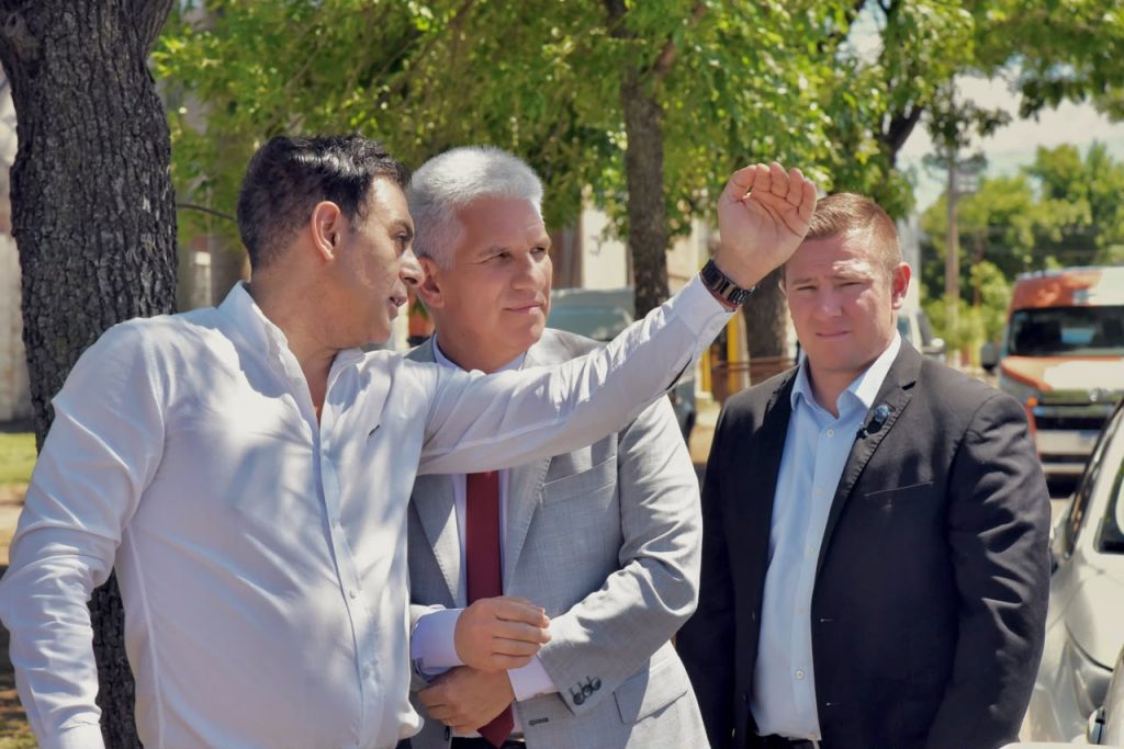 El intendente visitó la repavimentación de la calle Sarmiento