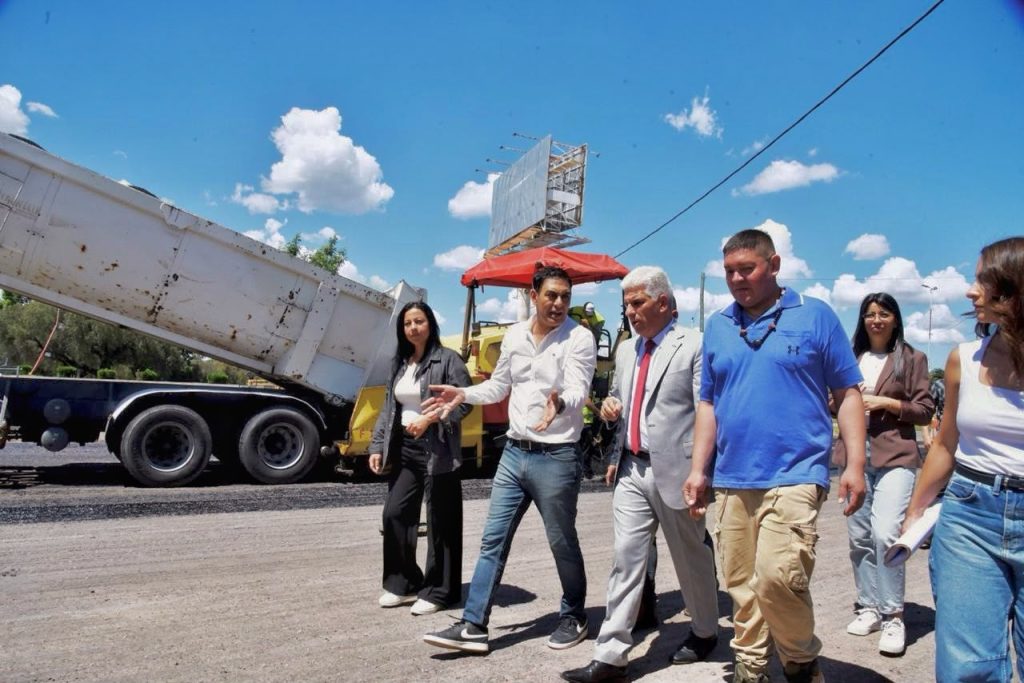 El intendente visitó la repavimentación de la calle Sarmiento
