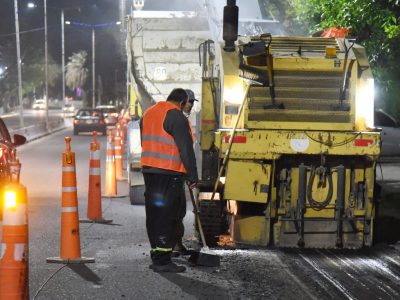 Avanza la repavimentación nocturna de la avenida del Fundador
