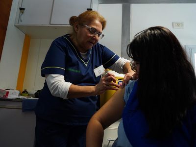 Operativo de vacunación antigripal y control de niños sanos en barrios del norte