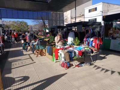 Voces de quienes encuentran en la venta de ropa usada una oportunidad de sustento y comunidad