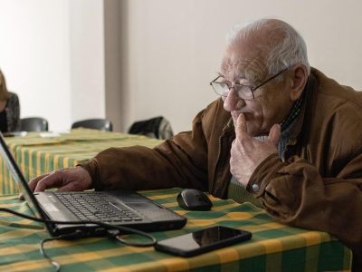 Inclusión digital para adultos mayores: talleres gratuitos en los CAV hasta fin de año