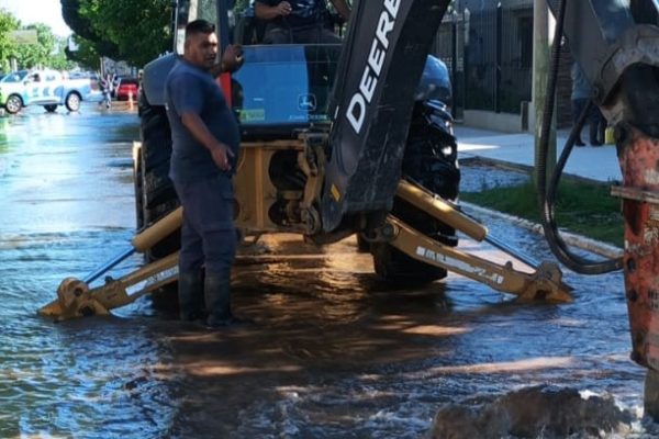 SerBa trabaja en la reparación de un caño principal de agua potable en avenida Presidente Perón