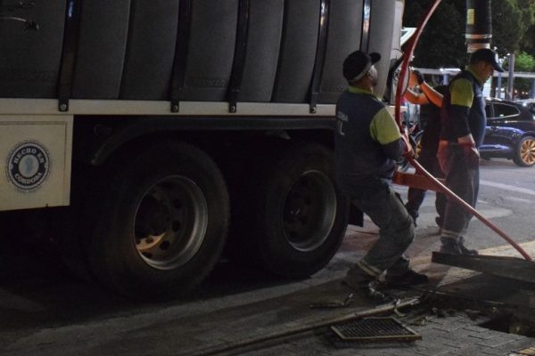 Tareas limpieza y desinfección en los desagües del Paseo del Padre