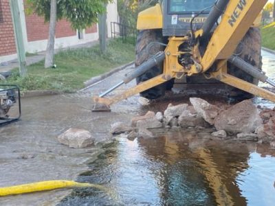 Serba trabaja en la reparación de un caño principal de agua en el barrio Ampare