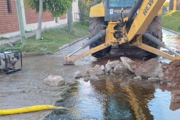 Serba trabaja en la reparación de un caño principal de agua en el barrio Ampare