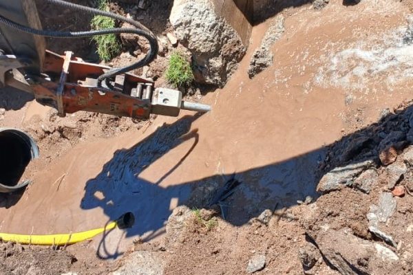 SerBa trabaja en la reparación de un acueducto principal en la zona este de la ciudad