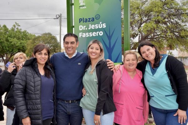 Las vecinas celebran la renovación de las plazas del barrio AMPPyA