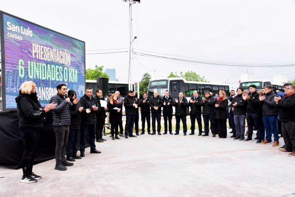 Vecinos y choferes de Transpuntano destacaron la incorporación de seis nuevas unidades 0 km