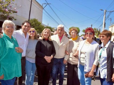 La calle Caseros luce un nuevo pavimento y los vecinos acompañaron la inauguración 