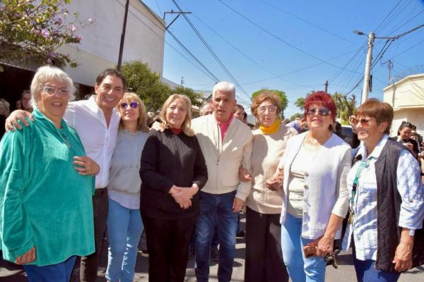 La calle Caseros luce un nuevo pavimento y los vecinos acompañaron la inauguración 