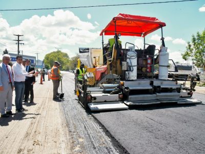 El intendente visitó la repavimentación de la calle Sarmiento