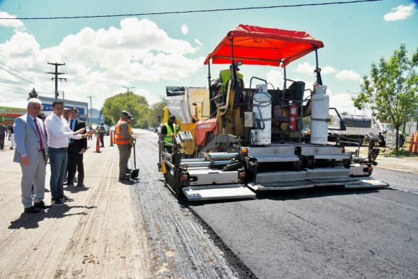 El intendente visitó la repavimentación de la calle Sarmiento
