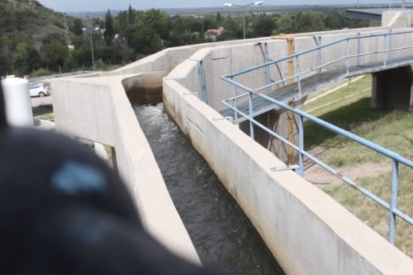Comenzó a restablecerse el ingreso de agua cruda y avanza la normalización del servicio en la ciudad